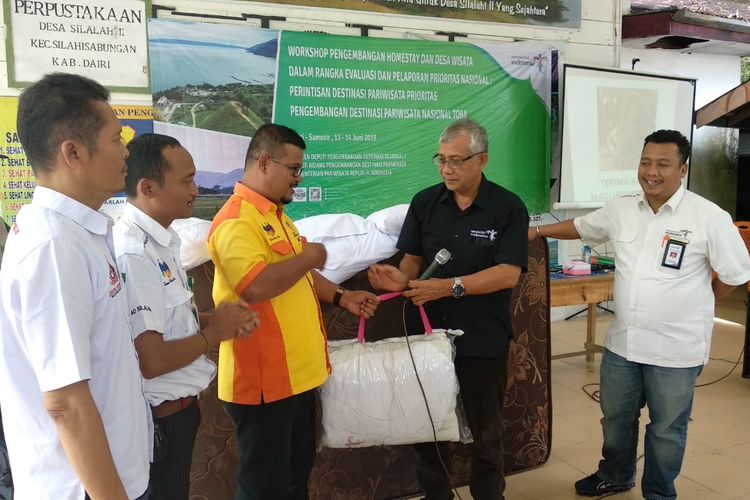 Sejumlah bantuan diserahkan oleh Kementerian Pariwisata dalam acara Workshop Homestay dan Desa Wisata di Balai Desa Silalahi II, Dairi, Sumatera Utara, Kamis (13/6/2019).