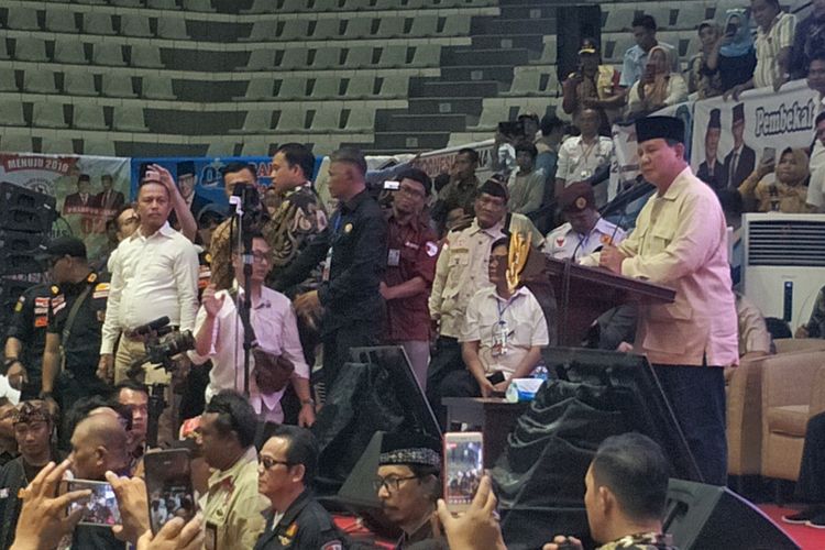 Calon presiden nomor urut 02 Prabowo Subianto saat memberikan pembekalan relawan Prabowo-Sandiaga di Padepokan Pencak Silat, Taman Mini Indonesia Indah (TMII), Jakarta Timur, Jumat (15/3/2019).