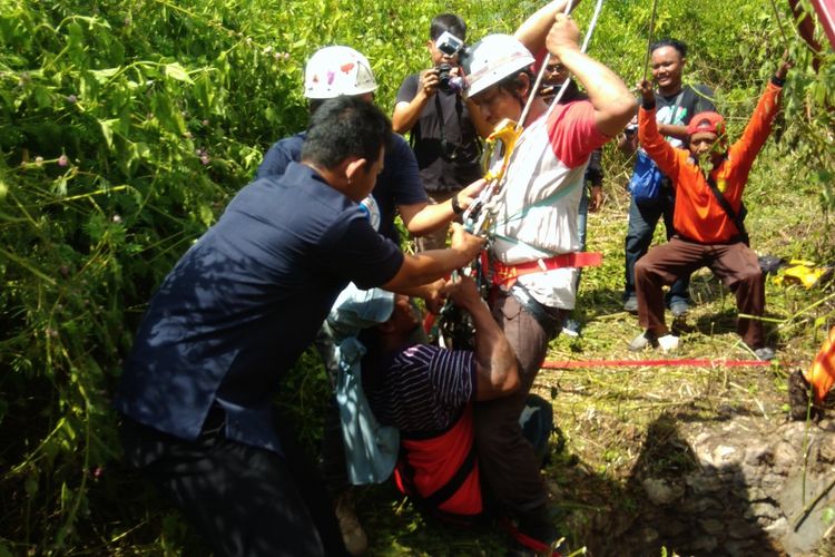 Evakuasi Suroso (kaus bergaris) dari dalam sumur di Kecamatan Wonosari, Gunungkidul, Yogyakarta, Senin (6/5/2019). 