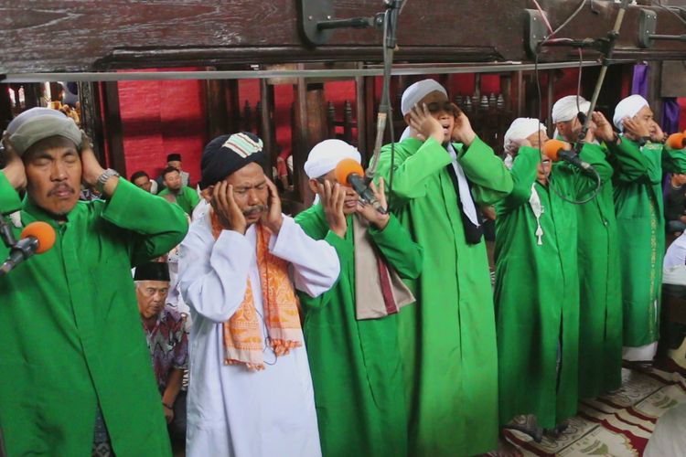 Tujuh orang mengumandangkan azan solat jumat di Masjid Agung Sang Cipta Rasa di Kawasan Keraton Kasepuhan, Kecamatan Lemahwungkuk, Kota Cirebon, Jawa Barat, Jumat (10/5/2019). Azan tujuh orang bersamaan disebut tradisi Azan Pitu yang telah ada sejak zaman Sunan Gunung Jati. Azan Pitu lestari hingga hari ini. 