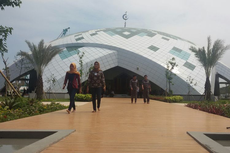 Masjid Al Akbar di Bandara Internasional Yogyakarta tampak megah.