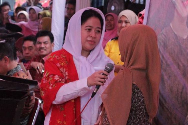 Menko PMK Puan Maharani berbincang dengan warga di Kantor Wali Nagari Sintuk, Kecamatan Sintuk Toboh Gadang, Kabupaten Padang Pariaman, Jumat (29/4/2016).