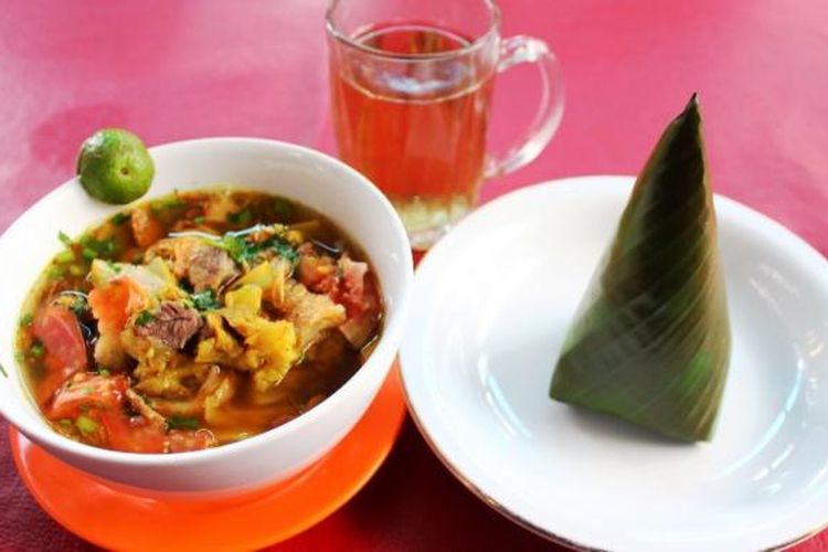 Soto Mie khas Bogor,  nikmat disantap bersama nasi dan teh hangat. Didalamnya berisi campuran kikil, daging, beralaskan mie dan bihun, ditambah potongan kroket, tomat, dan bawang goreng.