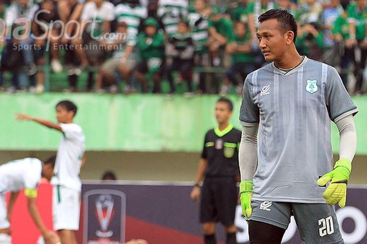 Kiper PSMS Medan, Abdul Rohim, saat tampil melawan Persebaya Surabaya pada babak 8 besar Piala Presiden 2018 di Stadion Manahan Solo, Jawa Tengah, Sabtu (03/02/2018) sore.