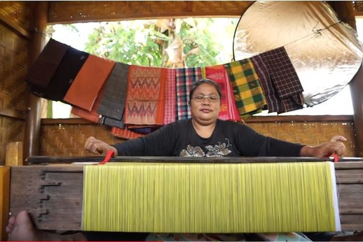 Seorang wanita di Tammangalle sedang menenun sutra khas Mandar.