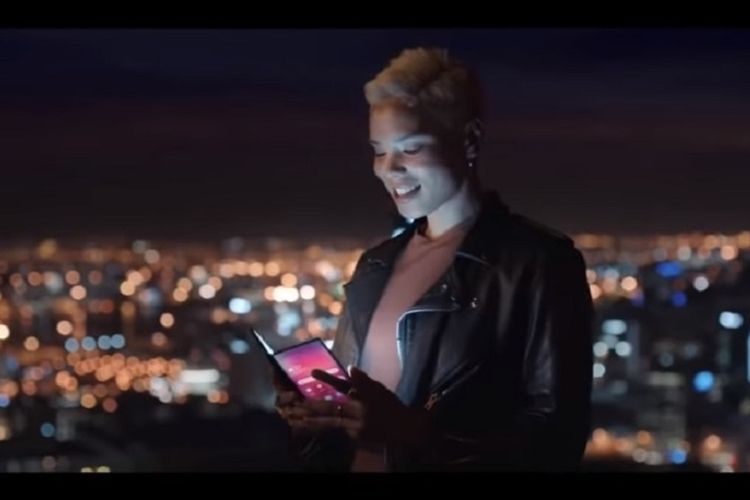 Ponsel layar lipat Samsung muncul di sebuah iklan. 