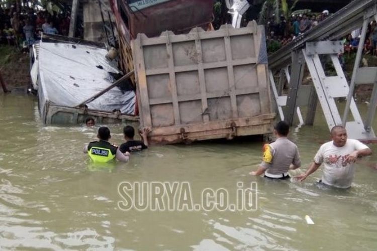 Kasat Lantas Lamongan dan Tuban turun mengecek kondisi tiga truk yang hanyut dan satu korban sepeda motor di Jembatan Babat Lamongan yang ambruk, Selasa (17/4/2018). 