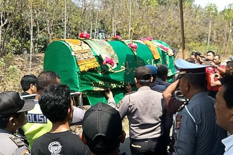 Sejumlah warga dan keluarga serta polisi mengikuti proses pemakaman Haringga Sirla di TPU Blok Jembatan, Desa Kebulen, Kecamatan Jatibarang, Kabupaten Indramayu, Jawa Barat, Senin (24/9/2018).