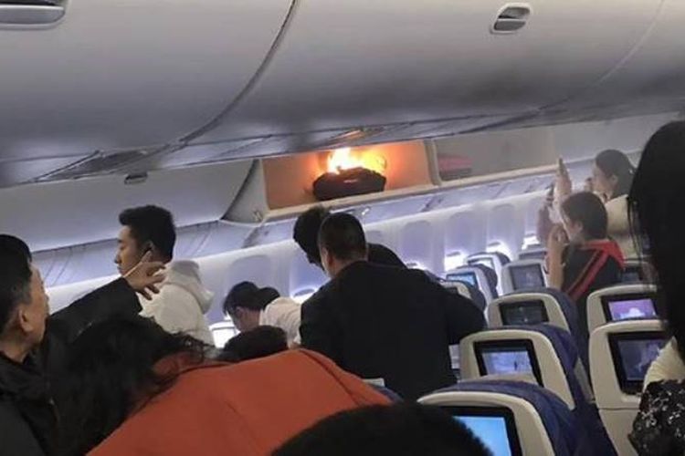 Power bank terbakar di bagasi kabin pesawat maskapai China Southern Airlines, saat penumpang sedang naik. (Weibo via Channel News Asia)