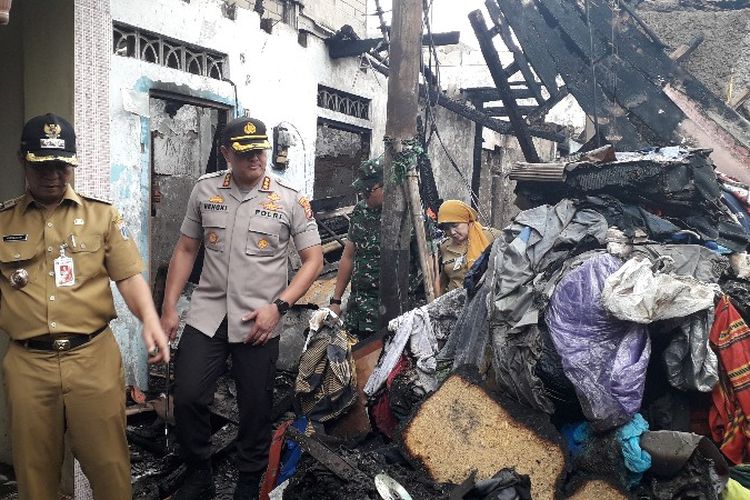 Wali Kota Jakarta Barat Rustam Effendi dan Kapolres Metro Jakarta Barat Kombes Pol Hengki Haryadi meninjau lokasi kebakaran di Jalan Tomang Raya RT 002/RW 015, Tomang, Grogol Petamburan, Jakarta Barat pada Senin (21/1/2019).