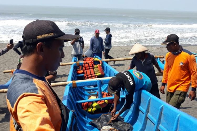 Petugas SAR Satlinmas Korwil IV Bantul mengevakuasi tubuh korban santri yang ditemukan di Pantai Trisik, Bantul, Sabtu (16/2/2019). 