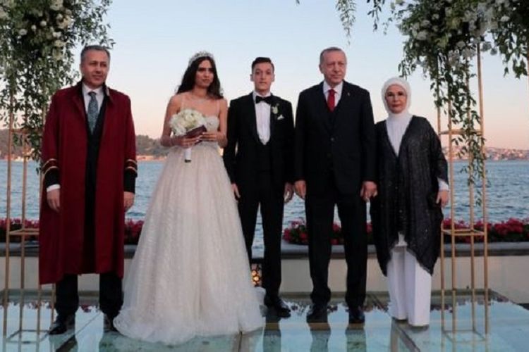 Presiden Turki Recep Tayyip Erdogan (dua dari kanan) ketika hadir dalam pernikahan gelandang Arsenal Mesut Oezil dan Amine Gulse di Istanbul Jumat (7/6/2019).