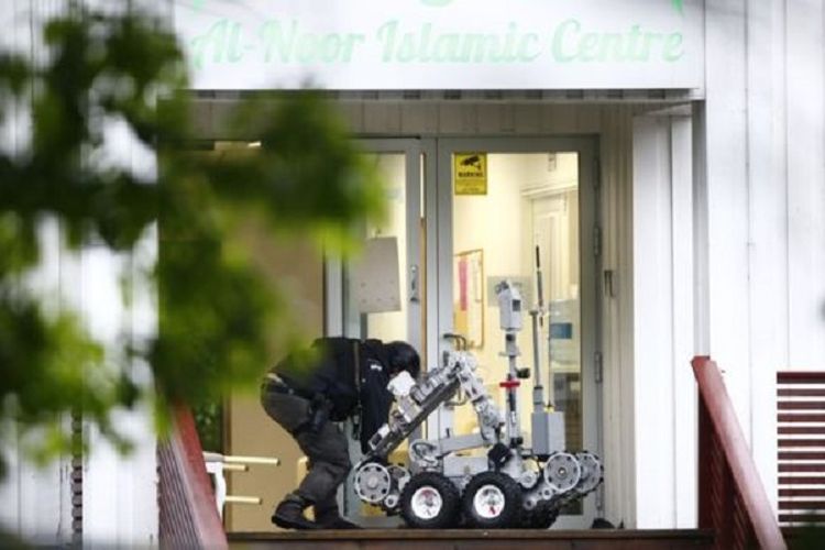 Seorang polisi mengendalikan robot untuk memasuki Masjid Al Noor di Baerum, Norwegia setelah terjadi penembakan pada Sabtu (10/8/2019), dan terjadi di tengah persiapan perayaan Idul Adha.