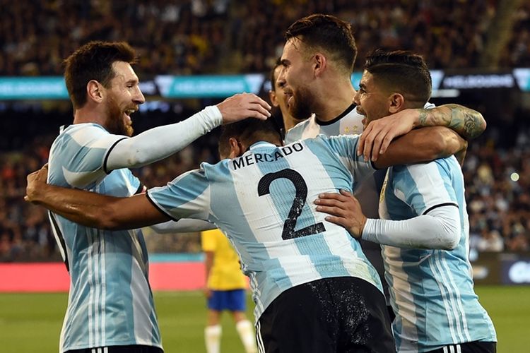 Penyerang Argentina, Lionel Messi (tengah), melakukan selebrasi bersama rekannya, Gabriel Mercado (tengah), yang mencetak gol ke gawang Brasil dalam laga uji coba di MCG, Melbourne, Jumat (9/6/2017).