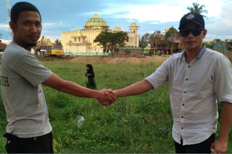 Foto dua pria dari Kabupaten Sidrap, Sulawesi Selatan, melakukan taruhan jelang Pemilu Presiden 2019 yang dihelat Rabu, 17 April 2019, viral di media sosial dan heboh diperbincangkan.