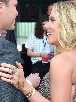 Aktris Scarlett Johansson mengenakan perhiasan menyerupai infinity stones ketika menghadiri premier Avengers Endgame.