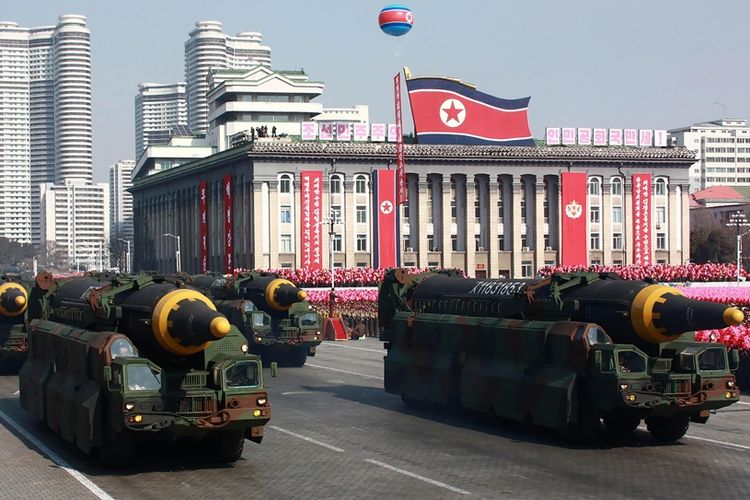 Foto yang dirilis kantor berita Korea Utara, KCNA, bertanggal 8 Februari 2018, menunjukkan misil Korea Utara, Hwasong-12, dalam parade militer di Pyongyang.