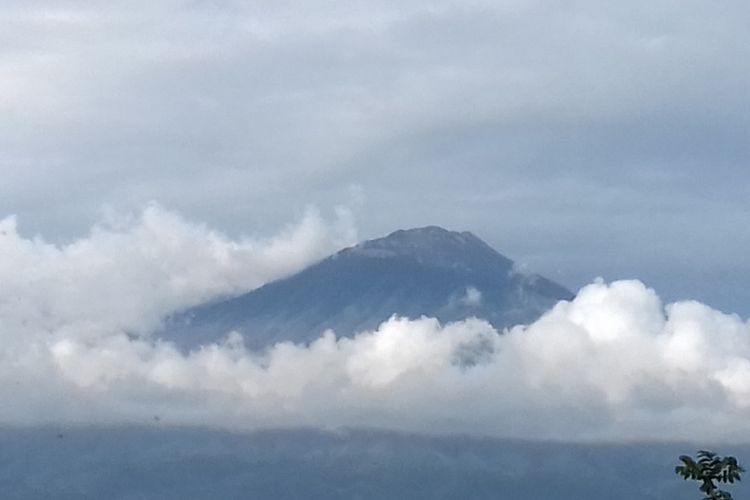 Puncak Gunung Arjuno diambil dari Kota Batu, Jawa Timur beberapa waktu lalu.