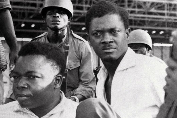 Mendiang Perdana Menteri Kongo Patrice Lumumba (tengah).