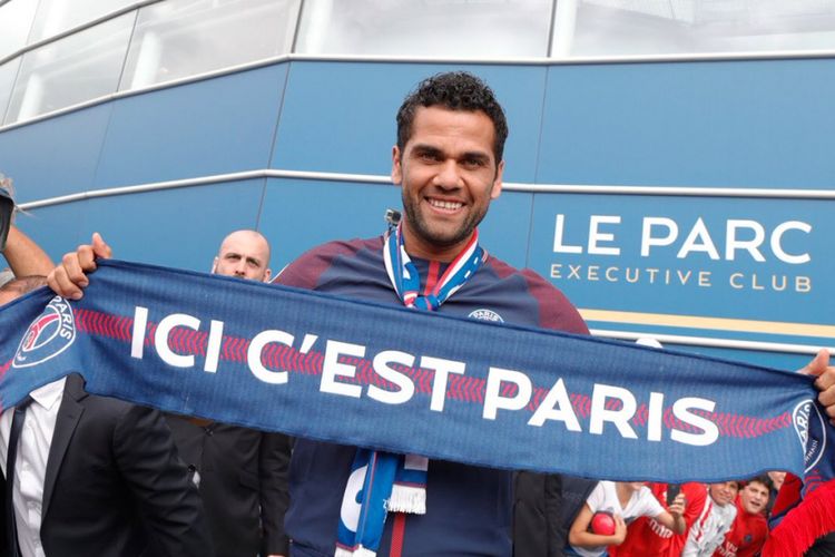 Dani Alves diperkenalkan sebagai pemain anyar Paris Saint-Germain, Rabu (12/7/2017).