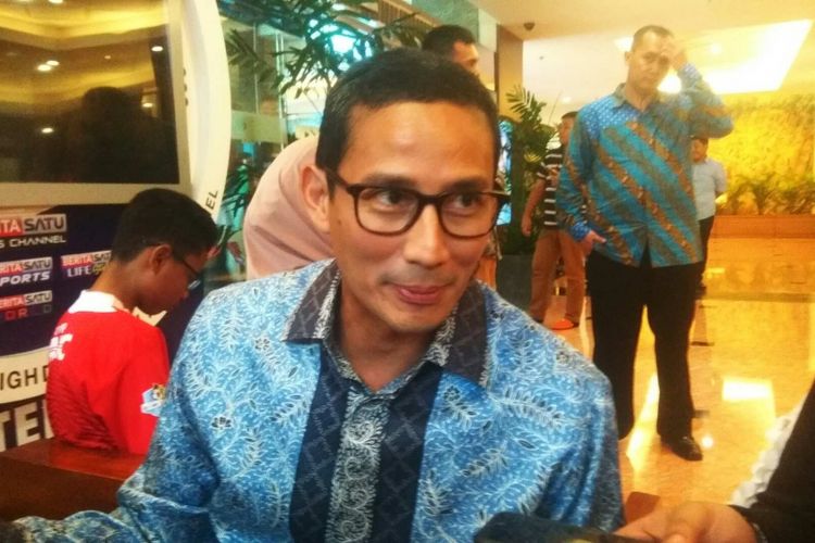 Wakil gubernur terpilih DKI Jakarta Sandiaga Uno usai menjenguk mantan Gubernur DKI Jakarta Soerjadi Soedirdja yang sedang dirawat di RS Siloam Lippo Karawaci, Sabtu (22/7/2017)