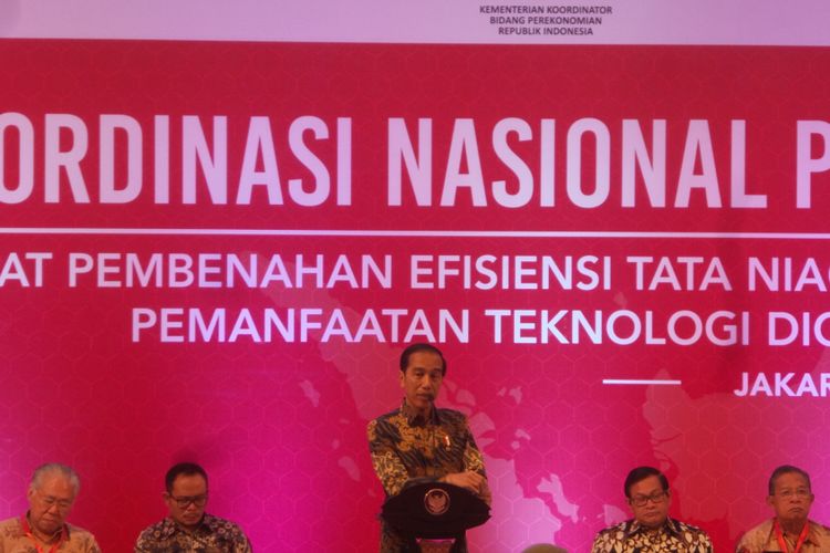 Presiden Joko Widodo saat menyampaikan pidato di acara Tim Pengendalian Inflasi Daerah (TPID) di Hotel Sahid Jaya, Jakarta, Kamis (27/7/2017).