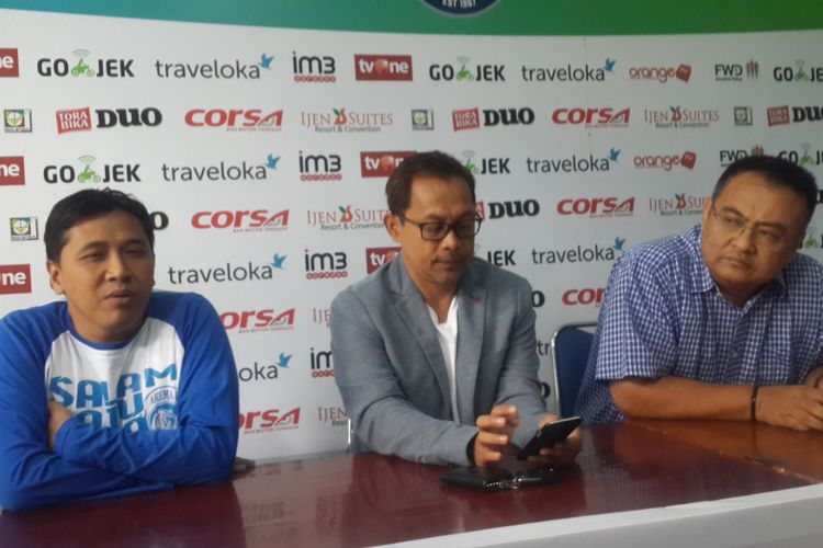 Aji Santoso (tengah) bersama General Manager Arema FC Ruddy Widodo (kanan) saat konferensi pers pengunduran dirinya sebagai pelatih Arema FC di Kantor Arema FC, Senin (31/7/2017).