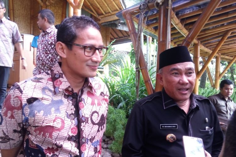 Wakil gubernur DKI Jakarta terpilih Sandiaga Uno dan Wali Kota Depok Idris Abdul Somad saat ditemui usai makan siang di sebuah restoran di Jalan Alternatif Cibubur, Harjamukti, Cimanggis, Kota Depok, Selasa (1/8/2017).