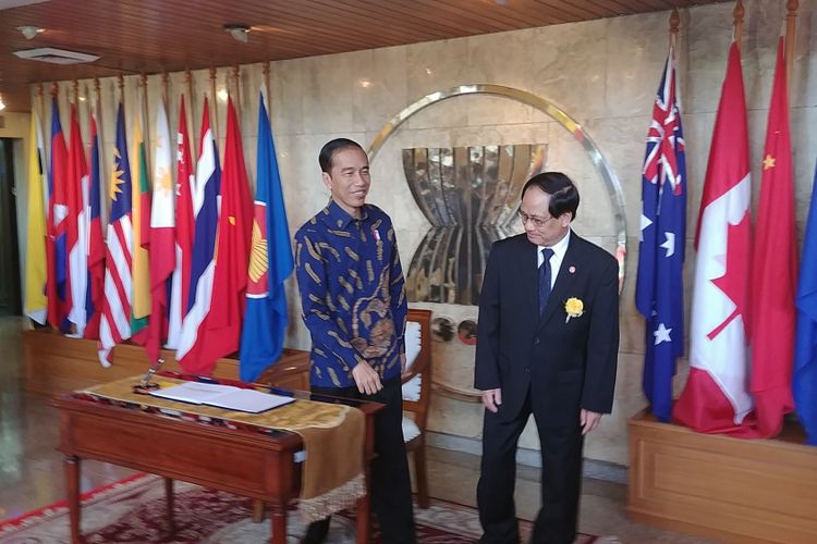 Presiden Joko Widodo menghadiri peringatan 50 Tahun ASEAN Tahun 2017, di Sekretariat ASEAN, Jakarta, Jumat (11/8/2017).