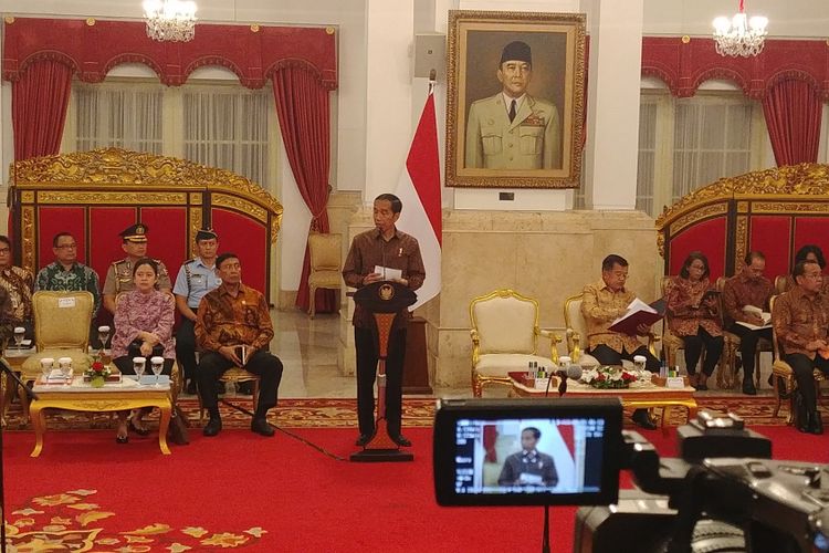 Presiden Joko Widodo memimpin rapat kabinet paripurna di Istana Negara, Jakarta, Senin (2/10/2017).