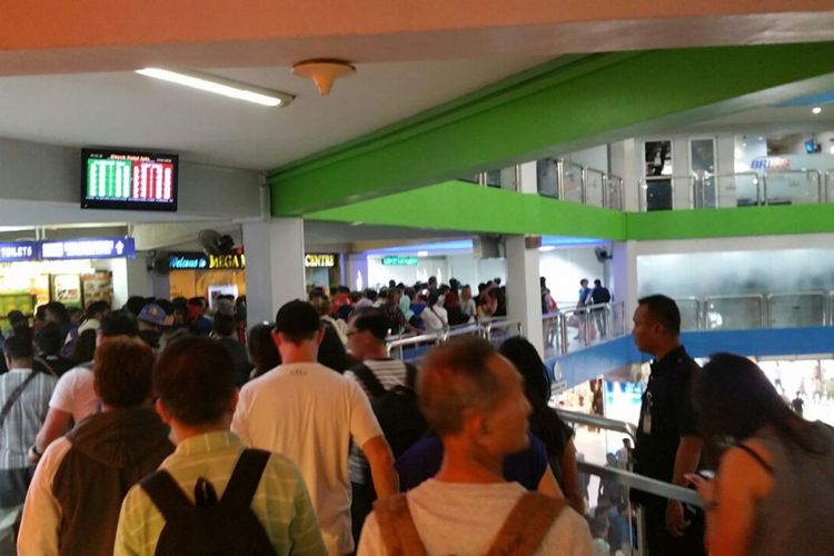 Jumlah penumpang mencapai 7.000 per harinya, bahkan Kamis malam kemarin peningkatan penumpang terjadi sejak pukul 16.00 WIB hingga malam harinya. Jumat pagi ini, kepadatan kembali terjadi, baik penumpang yang masuk maupun penumpang yang keluar dari pelabuhan Internasional Batam, Jumat (30/3/2018).