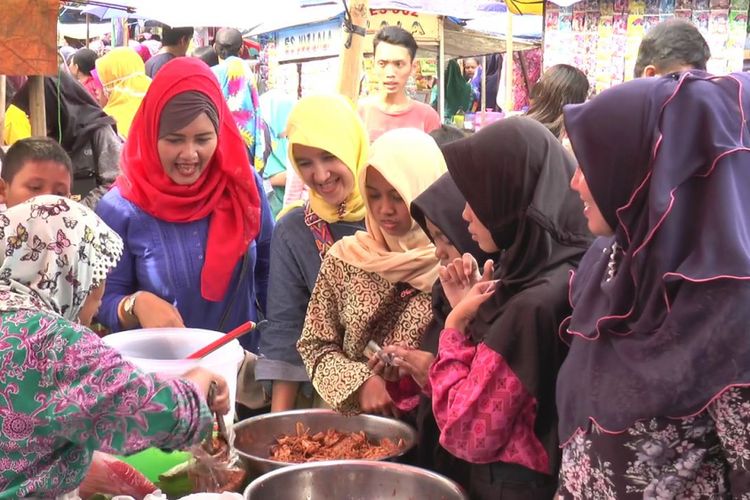 Penjual telur mimi di halaman masjid Agung Kaliwungu menjelang bulan puasa.