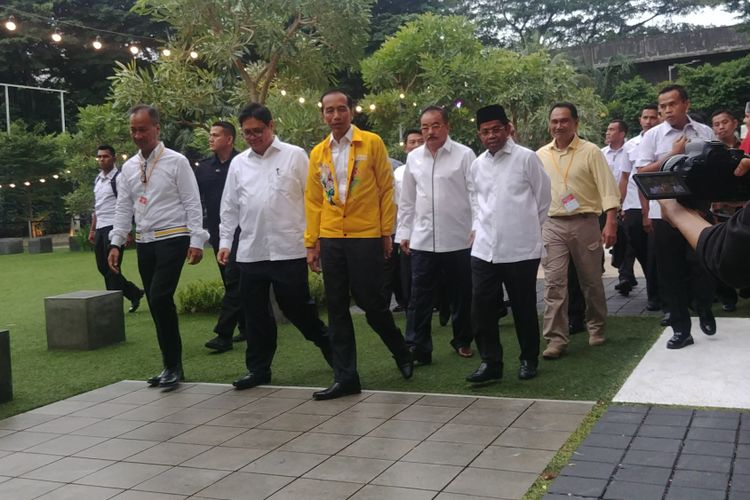 Presiden Joko Widodo berbuka puasa bersama dengan relawan Golkar Jokowi (Gojo). Acara buka puasa bersama dilangsungkan di kantor Dewan Pimpinan Daerah Golkar DKI Jakarta, di Cikini, Jakarta Pusat, Rabu (23/5/2018). 