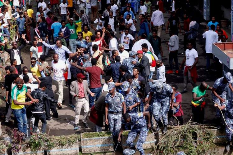 Massa dan aparat penegak hukum berhamburan setelah ledakan yang terjadi di Lapangan Meskel, Ethiopia Sabtu (23/6/2018).