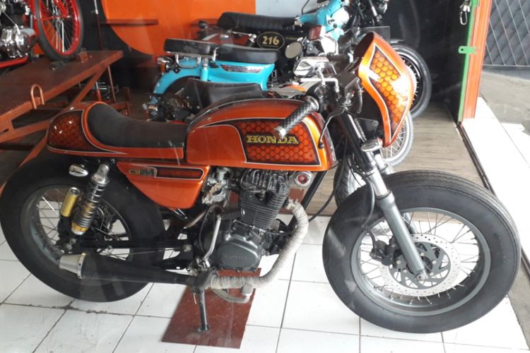 Modifikasi Honda CB100 bergaya caferacer yang dikerjakan bengkel Mr Classic, Cimanggis, Depok.