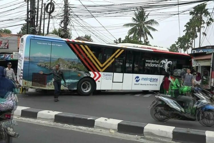 Bus Transjakarta yang akan menjemput siswa disabilitas menonton Asian Para Games terperosok selokan saat akan berbelok ke Jalan Lebak Bulus III, Pondok Labu, Kamis (11/10/2018).