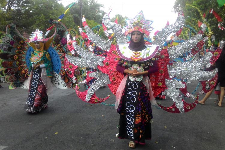 Limbah dari keterampilan di kelas Tata Busana di MAN 2 Kulon Progo ini malah menghasilkan busana satwa burung yang sedang mengembangkan sayap. Warna-warni busana itu menarik perhatian ribuan orang yang menonton karnaval di Fashion Day Carnival 2018 di Kota Wates, Minggu (14/10/2018).