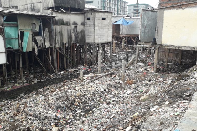 Sampah menumpuk di kolomg rumah warga yang berada di bantaran Kali Gendong, Penjaringan, Senin (3/12/2018).