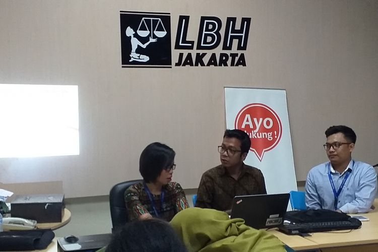 LBH Jakarta memaparkan dugaan pelanggaran aplikasi pinjamna online di kantor LBH, Jakarta, Minggu (9/12/2018).