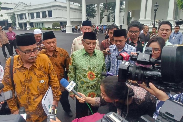 Sejumlah pimpinan organisasi massa Islam yang tergabung dalam Lembaga Persahabatan Ormas Islam usai bertemu Presiden Joko Widodo di Istana Merdeka, Jakarta, Selasa (22/1/2019). 