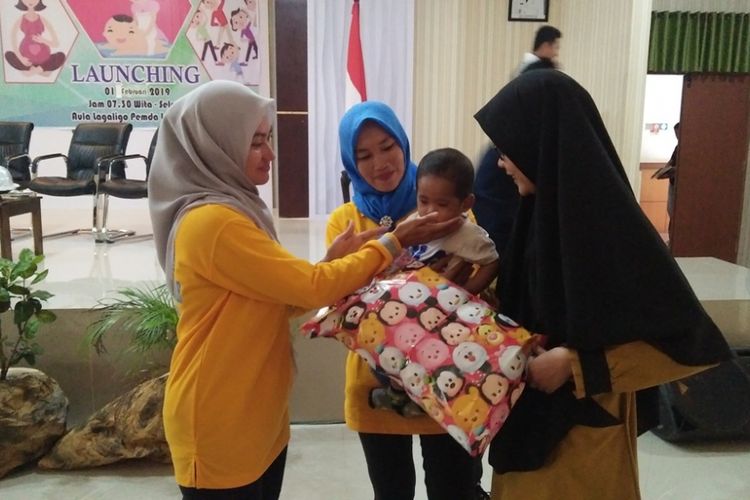 Bupati Luwu Utara Indah Putri Indriani saat memberikan hadiah kepada bayi korban gempa bumi dan likuefaksi Palu, Sabtu (02/02/2019)