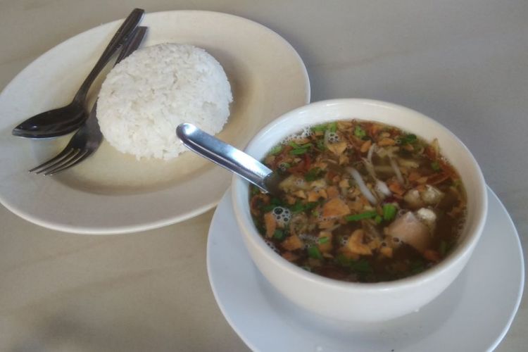 Konsumen warung soto bisa mendapatkan diskon harga 50 persen khusus varian soto original dengan syarat mengunggah foto bersama tiang listrik ke media sosial.