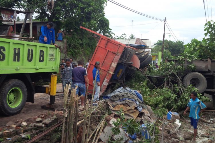 Sebuah truk gandeng bermutan puluhan ton pupuk mengalami rem blong dan menabrak sebuah rumah di kawasan permukiman padat penduduk di Kampung Klesem Kidul, Kecamatan Pringapus, Kabupaten Semarang, Senin (11/12/2017) pagi.