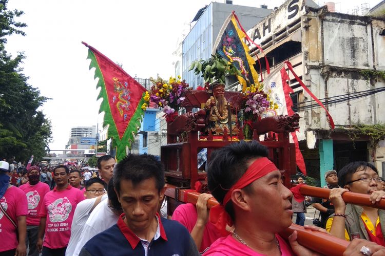 Atraksi tatung, dewa-dewa dari kelenteng dan vihara, barongsai, paskibra, dan atraksi lain memeriahkan acara karnaval Cap Go Meh Jakarta, Minggu (4/3/2018).