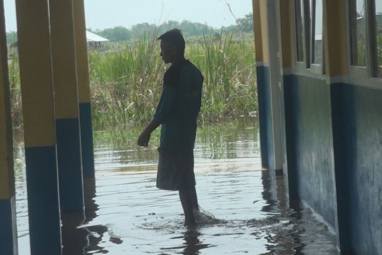 Teras SMP Negeri 3 Pemulutan Ogan Ilir terendam banjir akurat curah huan yang cukup tinggi beberapa hari terakhir iini. Banjir itu membuat 152 siswa sekolah tersebut harus diliburkan sebab ketinggian banjir sudah mencapai 1 meter di titik tertentu