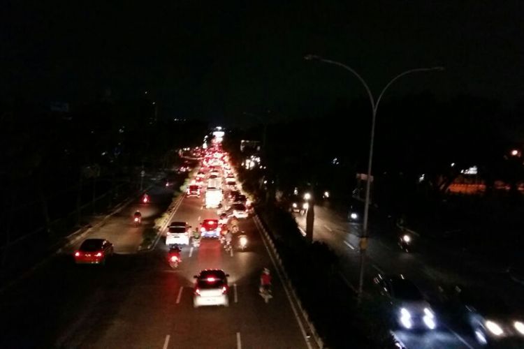 Suasana gelap terlihat di Jalan Jenderal Sudirman Pekanbaru karena PJU padam, Senin (25/6/2018).