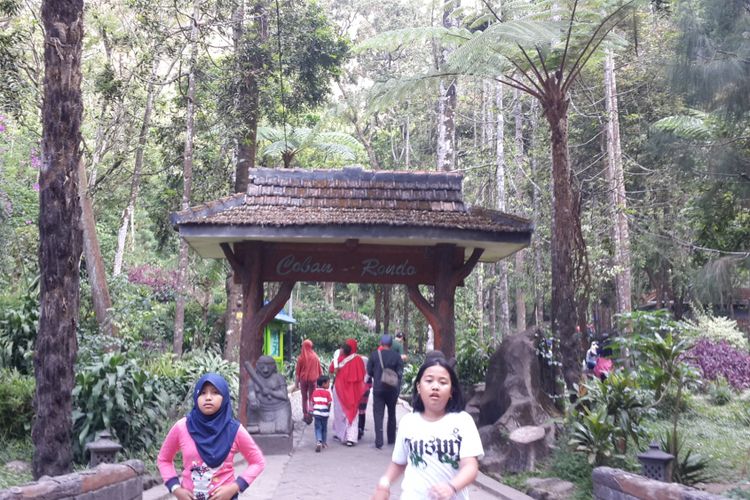 Pintu gerbang menuju Coban Rondo atau air terjun janda di Kecamatan Pujon, Kabupaten Malang, Selasa (10/7/2018)