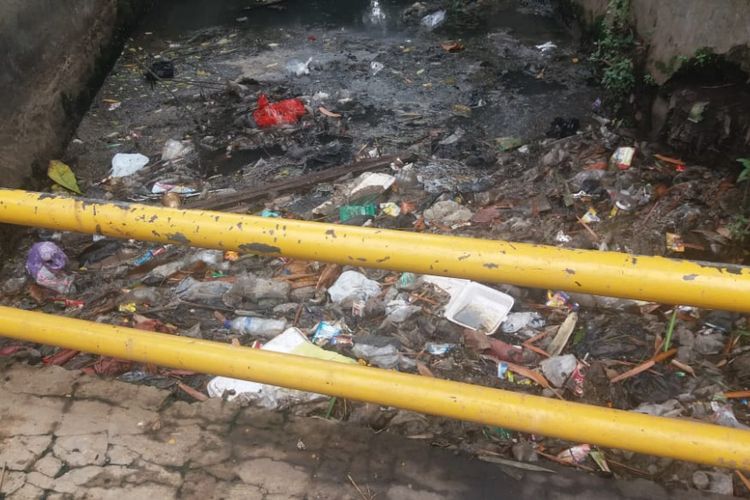 Sampah menumpuk di saluran air Kali Laya, Depok, Jawa Barat, Selasa (4/12/2018).
