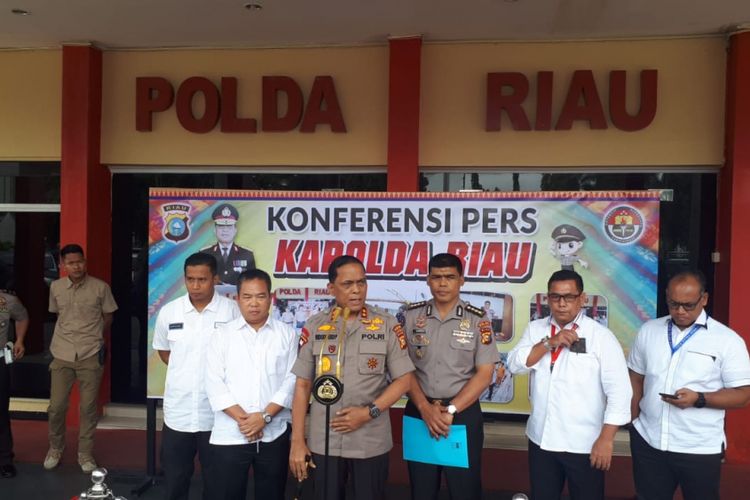 Kapolda Riau Irjen Pol Widodo Eko Prihastopo dan jajaran saat mengadakan konferensi pers kasus perusakan atribut partai di Pekanbaru, Riau, Senin (17/12/2018).