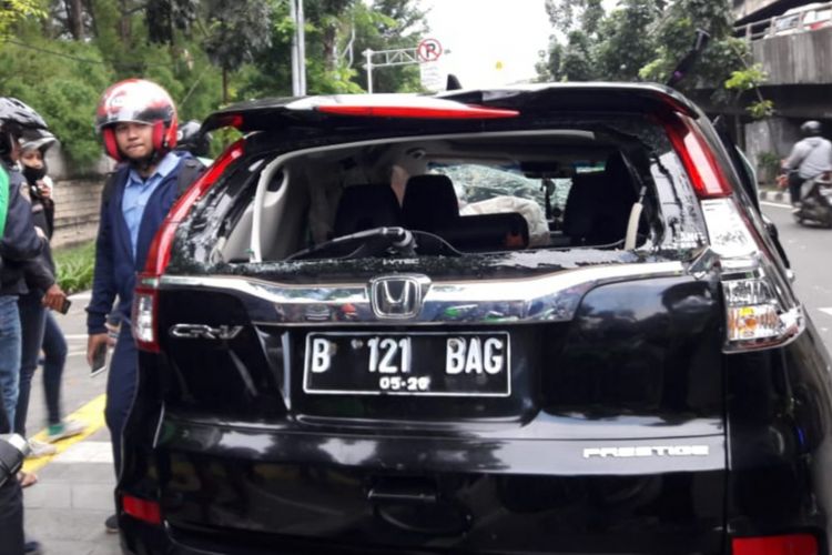 Mobil CRV yang menabrak pohon dan dua pengendara di Rawamangun, Jakarta Timur, Selasa (15/1/2019)